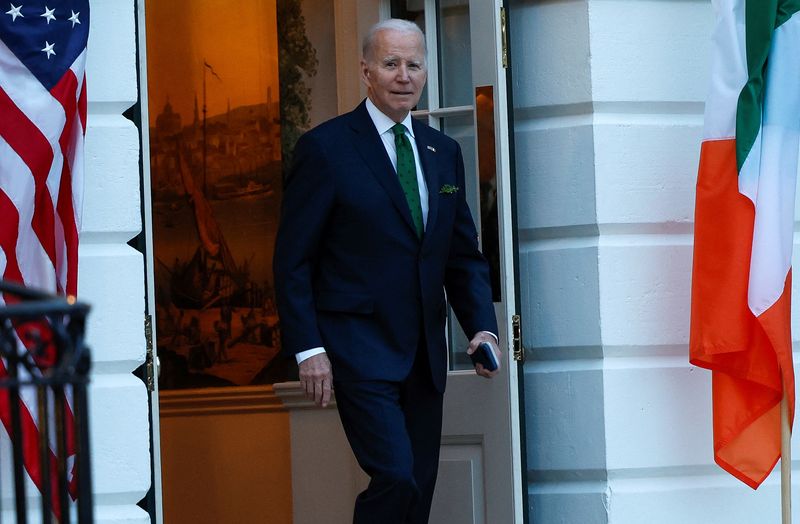 © Reuters. U.S. President Joe Biden departs the White House for the weekend, in Washington, U.S., March 17, 2023. REUTERS/Evelyn Hockstein