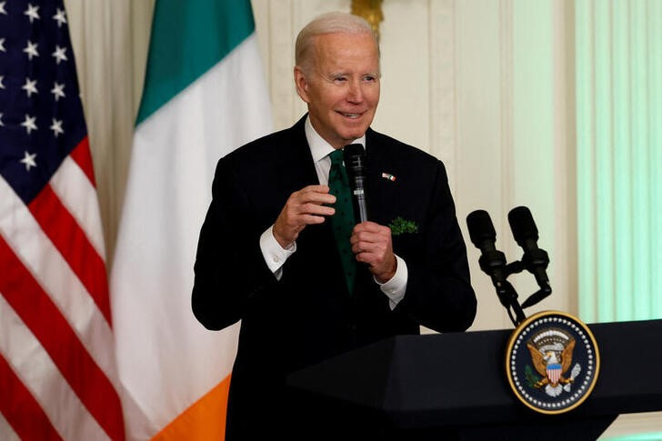 &copy; Reuters. El presidente de EEUU, Joe Biden, habla durante un acto con el Taoiseach de Irlanda, Leo Varadkar, en la Casa Blanca, Washington, EEUU. 17 marzo 2023. REUTERS/Evelyn Hockstein