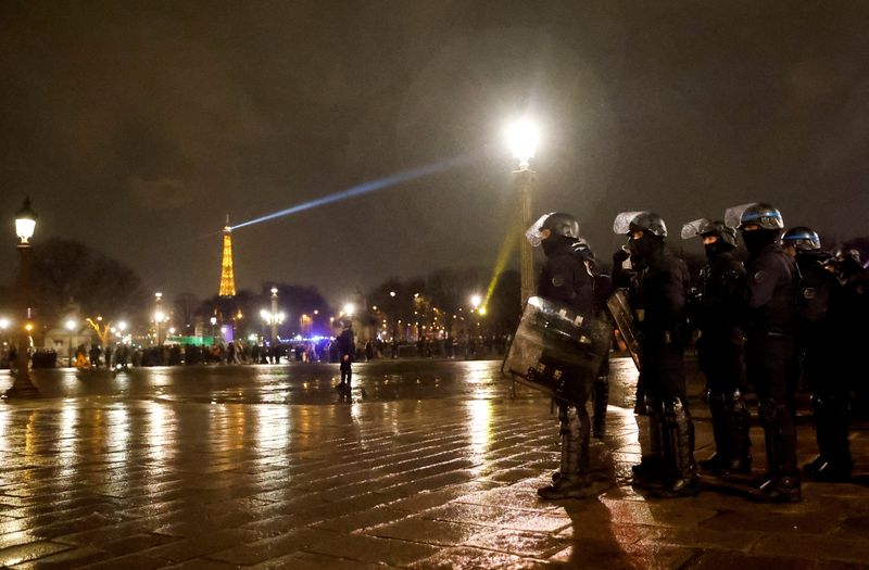 تواصل الاشتباكات في باريس بين الشرطة ومحتجين على نظام التقاعد
