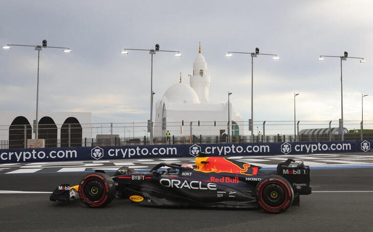&copy; Reuters. El Red Bull de Max Verstappen avanza por la pista durante las prácticas del Gran Premio de Fórmula Uno de Arabia Saudita, en el circuito Corniche de Yeda, Arabia Saudita. 18 marzo 2023. REUTERS/Ahmed Yosri