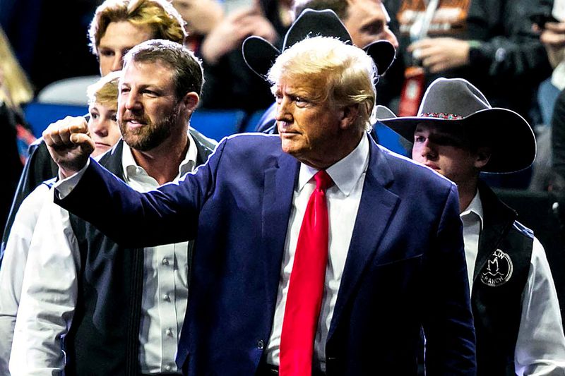 © Reuters. Former U.S. President Donald Trump greets fans as he arrives before the finals during the sixth session of the NCAA Division I Wrestling Championships at BOK Center in Tulsa, Oklahoma, U.S. March 18, 2023.  Joseph Cress/USA TODAY Sports via REUTERS 