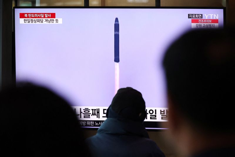 &copy; Reuters. FILE PHOTO: People watch a TV broadcasting a news report on North Korea firing a ballistic missile into the sea off its east coast, at a railway station in Seoul, South Korea, March 16, 2023.   REUTERS/Kim Hong-Ji