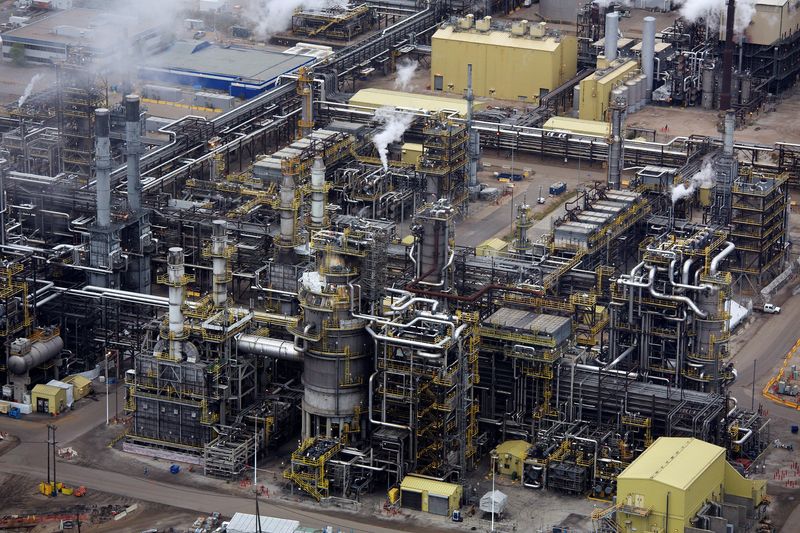 © Reuters. FILE PHOTO: The processing facility at an oil sands operations near Fort McMurray, Alberta, September 17, 2014.   REUTERS/Todd Korol/File Photo