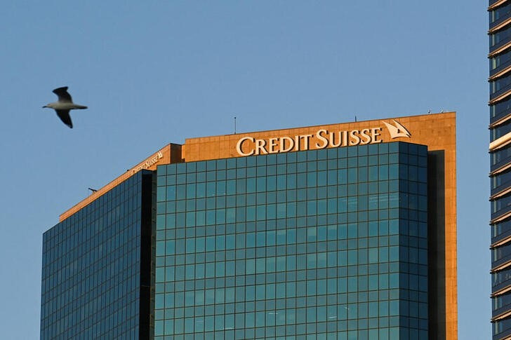 Autoridades suizas estudian imponer pérdidas a tenedores de bonos de Credit Suisse: fuentes