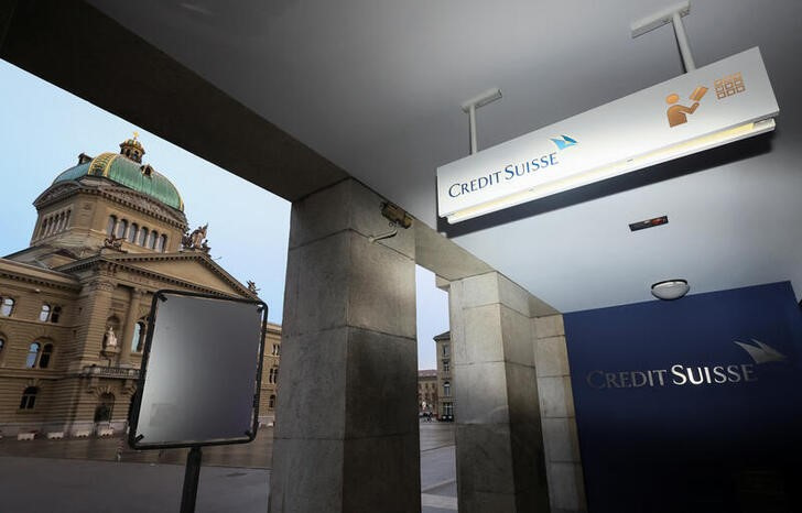 &copy; Reuters. Logo de Credit Suisse frente al Parlamento en Berna, Suiza. 19 marzo 2023. REUTERS/Denis Balibouse
