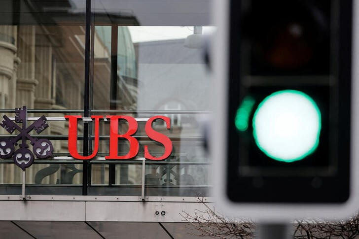 &copy; Reuters. El logo del banco suizo UBS en un edificio de Zúrich, Suiza.