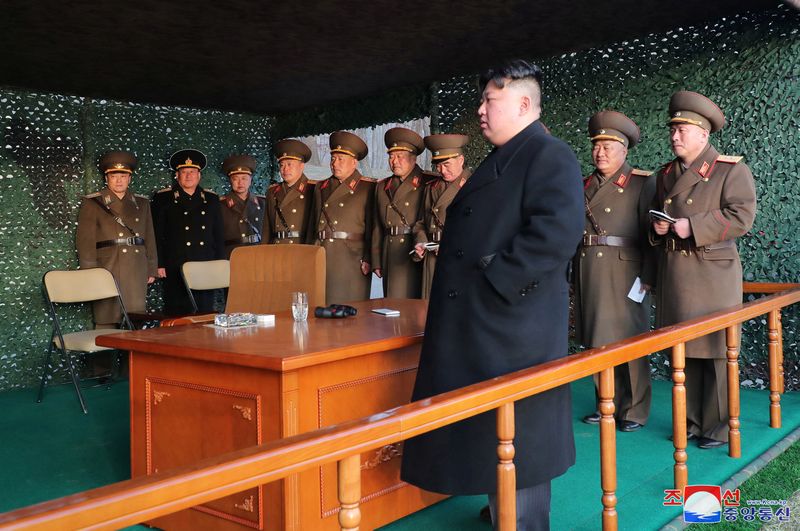 © Reuters. North Korean leader Kim Jong Un watches fire assault drill, at an undisclosed location in North Korea March 10, 2023 in this photo released by North Korea's Korean Central News Agency (KCNA).  KCNA via REUTERS