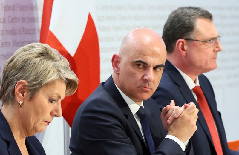 &copy; Reuters. FILE PHOTO: Federal Councillor and chief of the finance federal department Karin Keller-Sutter, Swiss Federal Council (Bundesrat) President and chief of the interior federal department, Alain Berset and Chairman of the Swiss National Bank Thomas Jordan at