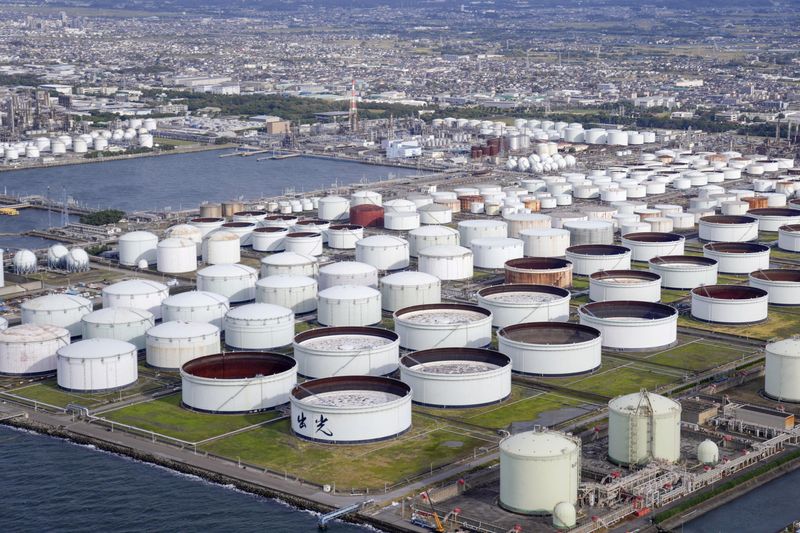 &copy; Reuters. FILE PHOTO: An aerial view shows an oil factory of Idemitsu Kosan Co. in Ichihara, east of Tokyo, Japan November 12, 2021, in this photo taken by Kyodo. Picture taken on November 12, 2021.  Mandatory credit Kyodo/via REUTERS