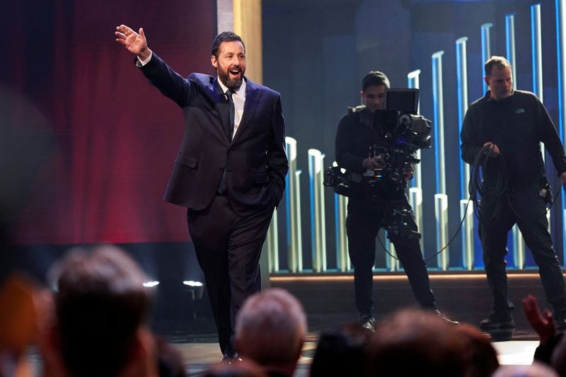 &copy; Reuters. Actor and comedian Adam Sandler waves as he is awarded the Mark Twain Prize for American Humor at the Kennedy Center in Washington, U.S., March 19, 2023. REUTERS/Joshua Roberts