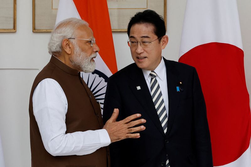 &copy; Reuters. 　３月２０日、岸田文雄首相（写真右）は、インドのモディ首相（左）を５月に広島で行われる主要７カ国（Ｇ７）首脳会議に招待することを明らかにした。写真はニューデリーで撮影（２