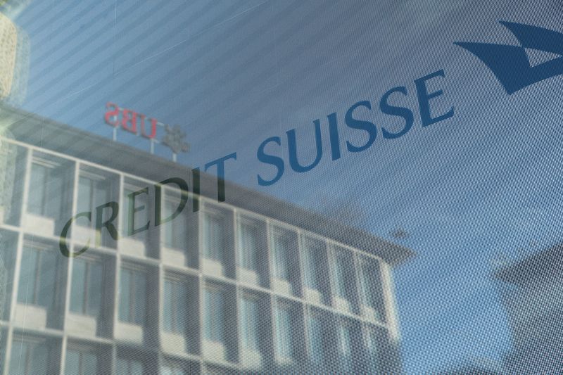 &copy; Reuters. Il logo Ubs riflesso su uno schermo presso una sede Credit Suisse a Zurigo. REUTERS/Denis Balibouse