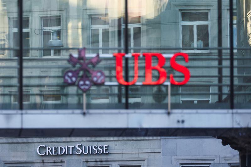 &copy; Reuters. FOTO DE ARCHIVO: Logotipos de los bancos suizos UBS y Credit Suisse en Zúrich, Suiza, el 20 de marzo de 2023. REUTERS/Denis Balibouse