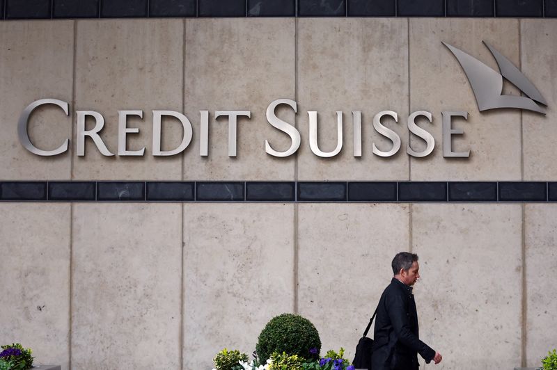 © Reuters. A person walks past the Credit Suisse office in Canary Wharf in London, Britain, March 20, 2023. REUTERS/Hannah McKay