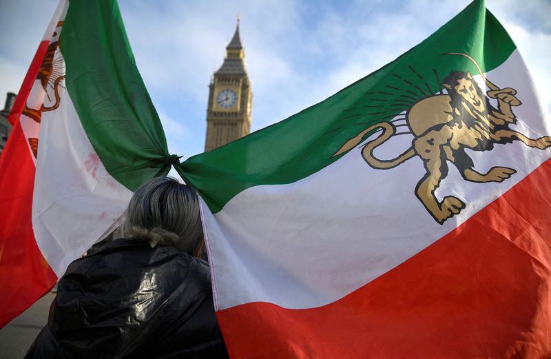 &copy; Reuters. FOTO DE ARCHIVO. Un manifestante mira hacia el Parlamento durante una concentración en solidaridad con los manifestantes de Irán, en Londres, Reino Unido. 30 de noviembre de 2022. REUTERS/Toby Melville