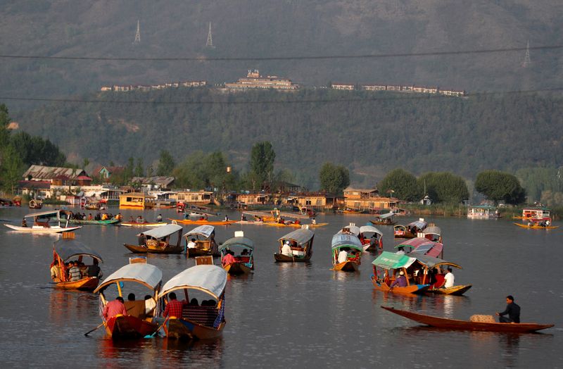 &copy; Reuters. سائحون يستقلون قوارب في مياه بحيرة دال في سريناجار في الخامس من أبريل نيسان 2022. تصوير: دانيش إسماعيل - رويترز. 