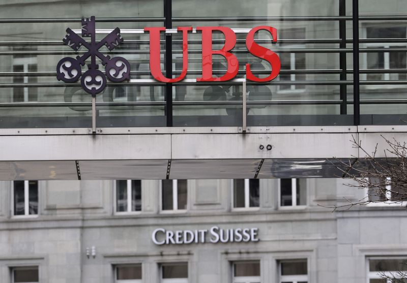 &copy; Reuters. I loghi delle banche Ubs e Credit Suisse a Zurigo, Svizzera, 19 marzo 2023. 