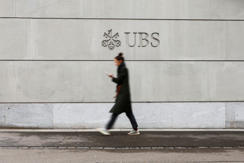 &copy; Reuters. FILE PHOTO: A person walks in front of a logo of the Swiss bank UBS in Zurich, Switzerland March 20, 2023. REUTERS/Denis Balibouse