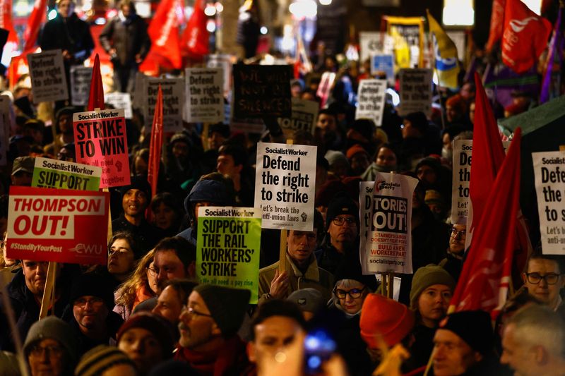 &copy; Reuters. Members of the RMT union demonstrate in London, Britain, January 16, 2023. REUTERS/Peter Nicholls