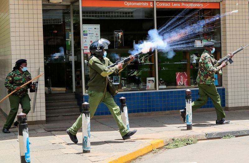 © Reuters. A riot police officer fires tear gas to disperse supporters of Kenya's opposition leader Raila Odinga of the Azimio La Umoja (Declaration of Unity) One Kenya Alliance, as they participate in a nationwide protest over the cost of living and President William Ruto's government in downtown Nairobi, Kenya March 20, 2023. REUTERS/Thomas Mukoya