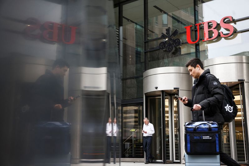 © Reuters. A person walks past the entrance of the UBS office in London, Britain March 20, 2023. REUTERS/Henry Nicholls