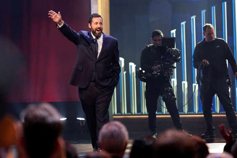 &copy; Reuters. Adam Sandler acena durante cerimônia no Kennedy Center, em Washington, EUA
19/03/2023
REUTERS/Joshua Roberts