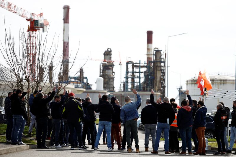 &copy; Reuters. FILE PHOTO: French energy workers on strike raise their hands in approval to vote on wether to continue their strike to protest against French government's pension reform plan in front of the oil giant TotalEnergies refinery in Donges, France, March 16, 2