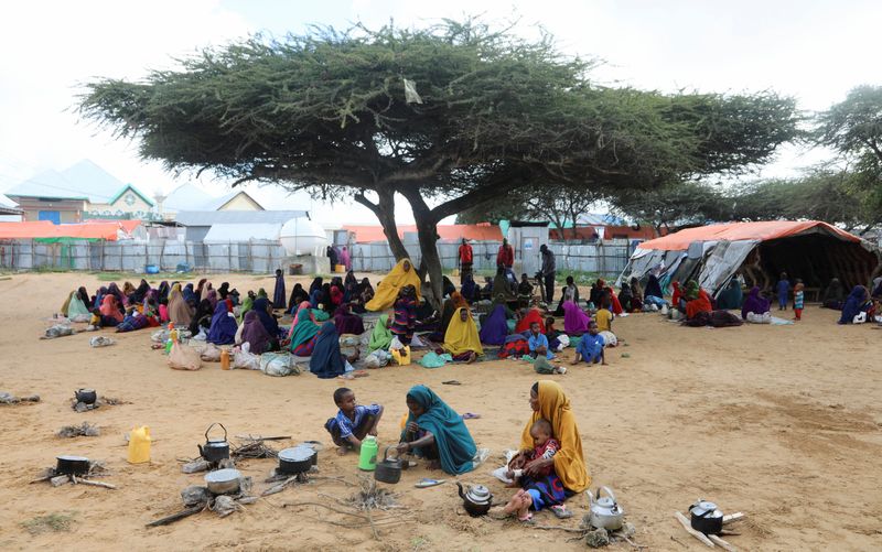&copy; Reuters. أشخاص متضررون من الجفاف بسبب ضعف الأمطار يتجمعون في معسكر للنازحين داخليا بأطراف مقديشو يوم 23 سبتمبر أيلول 2022. تصوير: فيصل عمر - رويترز.