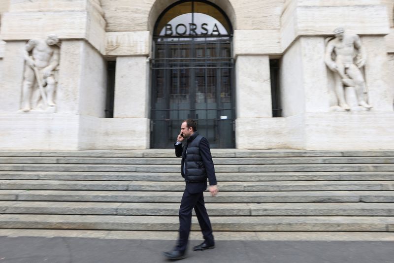 &copy; Reuters. Un uomo davanti l'ingresso della Borsa di Milano. REUTERS/Claudia Greco