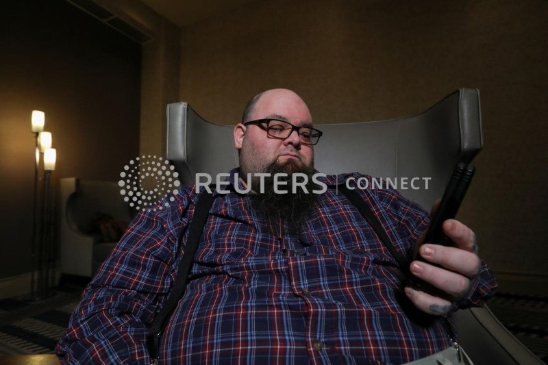 &copy; Reuters. Andrew McCarroll segura seu smartphone enquanto se corresponde com avatar criado na Replika, em Billings, Montana, EUA
12/03/2023
REUTERS/Nathan Frandino