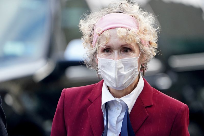 &copy; Reuters. FILE PHOTO: U.S. President Donald Trump rape accuser E. Jean Carroll arrives for her hearing at federal court during the coronavirus disease (COVID-19) pandemic in the Manhattan borough of New York City, New York, U.S., October 21, 2020. REUTERS/Carlo All