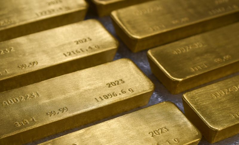&copy; Reuters. FOTO DE ARCHIVO: Lingotes de oro puro al 99,99 por ciento se colocan en una sala de trabajo en la planta de metales preciosos Krastsvetmet en la ciudad siberiana de Krasnoyarsk