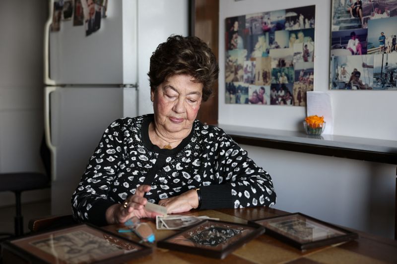 &copy; Reuters. Rina Revah, de 84 anos, observa fotos de si mesma quando criança, tiradas antes de ser transferida para o campo de concentração de Bergen-Belsen
18/03/2023
REUTERS/Alexandros Avramidis