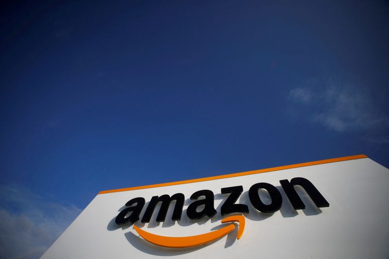 &copy; Reuters. Le logo d'Amazon est vu dans le centre logistique de l'entreprise à Boves, en France. /Photo d'archive/REUTERS/Pascal Rossignol