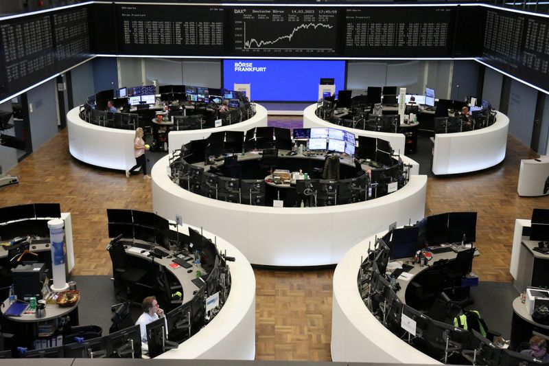 &copy; Reuters. شاشات تعرض بيانات من مؤشر داكس الألماني في بورصة فرانكفورت يوم 14 مارس اذار 2023. تصوير رويترز. 