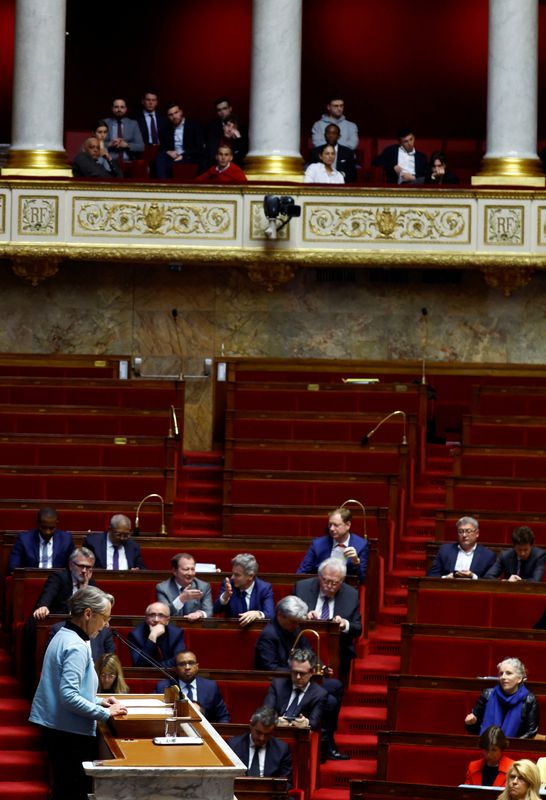 &copy; Reuters. Le Premier ministre français Elisabeth Borne prononce un discours avant le vote de deux motions de censure contre le gouvernement français, déposées par le groupe centriste Liot et le parti d'extrême droite Rassemblement national, après l'utilisatio