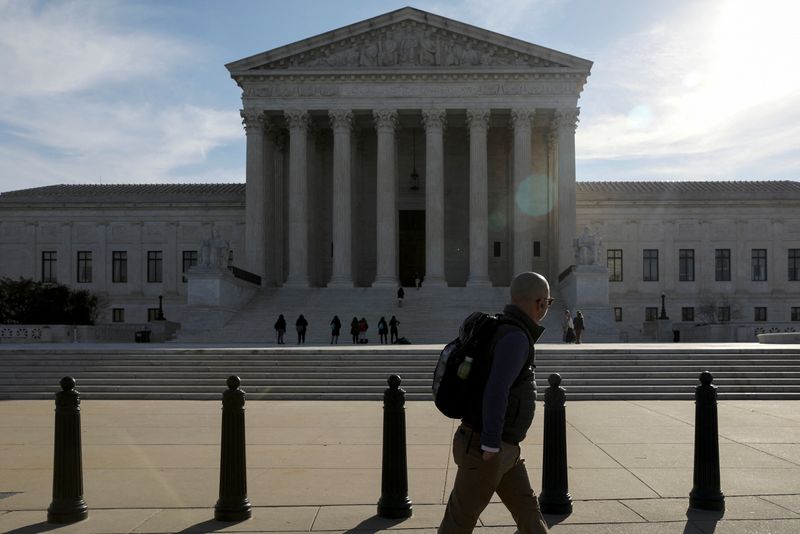 &copy; Reuters. FILE PHOTO: A pedestrian walks by the U.S. Supreme Court building in Washington, U.S. March 15, 2022. REUTERS/Emily Elconin