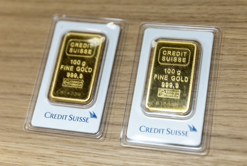 &copy; Reuters. Gold bars from the Credit Suisse are seen in a shop in Zurich, Switzerland March 20, 2023. REUTERS/Denis Balibouse