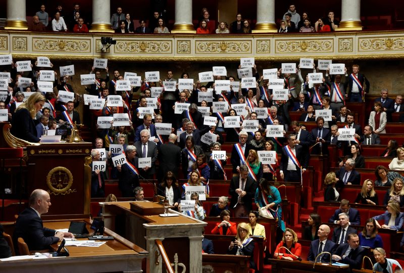 &copy; Reuters. Integrantes de esquerda da Assembleia Nacional se manifestam após primeira votação de desconfiança contra primeira-ministra
20/03/2023
REUTERS/Gonzalo Fuentes