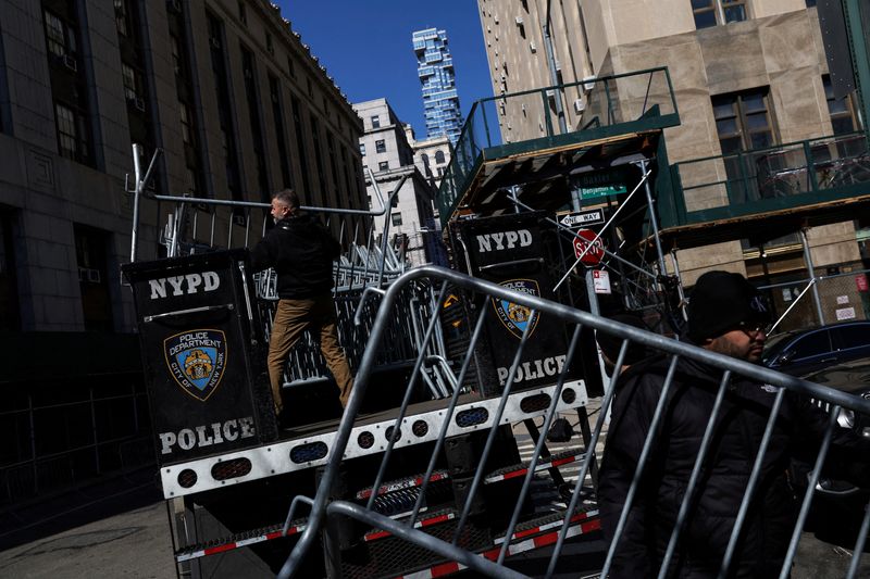 &copy; Reuters. Funcionários erquem barreiras do lado de fora de tribunal em Manhattan
20/03/2023
REUTERS/Shannon Stapleton 