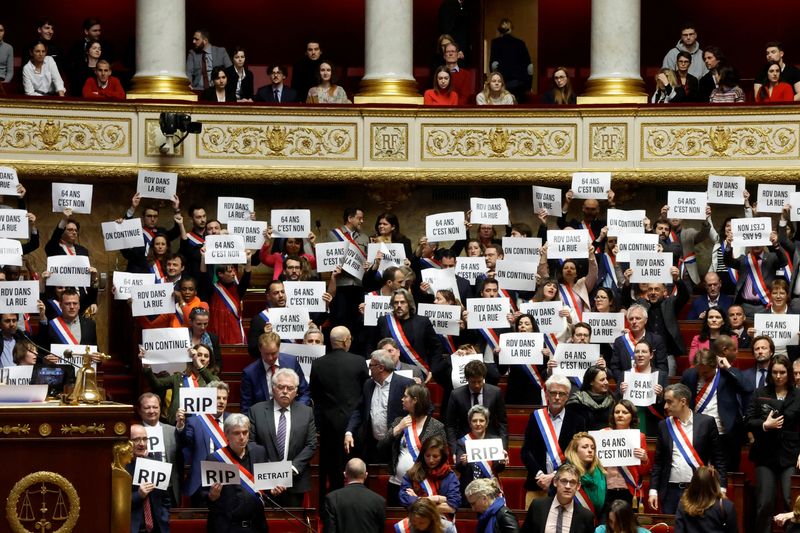 Le gouvernement français survit à la censure, la contestation de la réforme des retraites continue