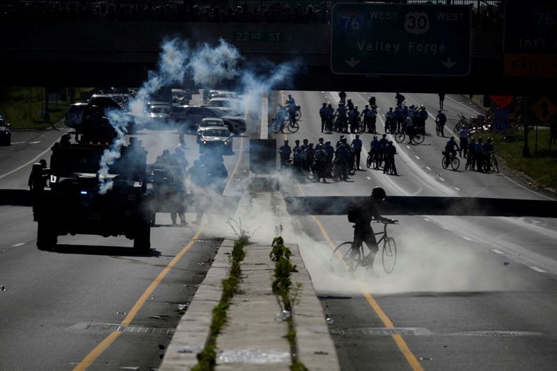 &copy; Reuters. FILE PHOTO: Law enforcement deploys tear gas and smoke canisters at the I-676 Vine Expressway during a rally against the death in Minneapolis police custody of George Floyd, in Philadelphia, Pennsylvania, U.S., June 1, 2020. REUTERS/Bastiaan Slabbers