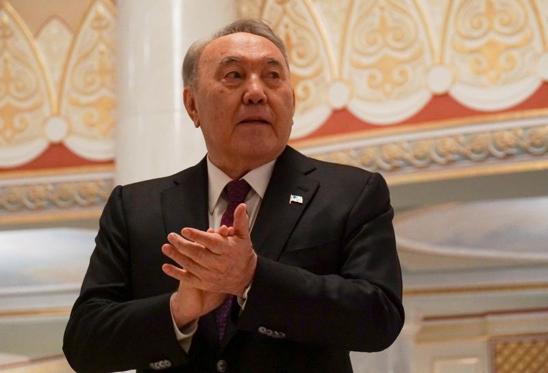 &copy; Reuters. رئيس قازاخستان السابق نور سلطان نزارباييف يدلي بصوته في الانتخابات في آستانة يوم الاحد. تصوير: تورار قازانجابوف - رويترز.