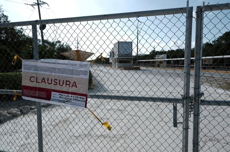 &copy; Reuters. FILE PHOTO: A sign reading "Closure" hangs on a fence at the entrance of the limestone mining by Vulcan Materials in Calica, in Quintana Roo state, Mexico May 6, 2022. Mexico's government on Friday ordered a halt to Vulcan Materials, a producer of gravel 