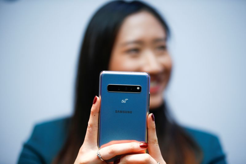 &copy; Reuters. FILE PHOTO: A Samsung employee poses with the new Samsung Galaxy S10 5G smartphone at a press event in London, Britain February 20, 2019. REUTERS/Henry Nicholls
