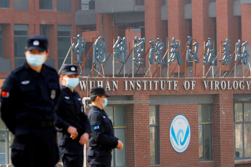 © Reuters. FILE PHOTO: Security personnel keep watch outside the Wuhan Institute of Virology during the visit by the World Health Organization (WHO) team tasked with investigating the origins of the coronavirus disease (COVID-19), in Wuhan, Hubei province, China February 3, 2021. REUTERS/Thomas Peter/File Photo