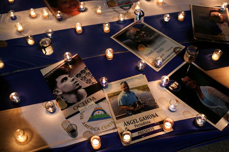 &copy; Reuters. Nicaraguenses exilados na Costa Rica participam da vigília "Juntos pela liberdade", antes da posse de Ortega, em San Jose
09/01/2022
REUTERS/Mayela Lopez