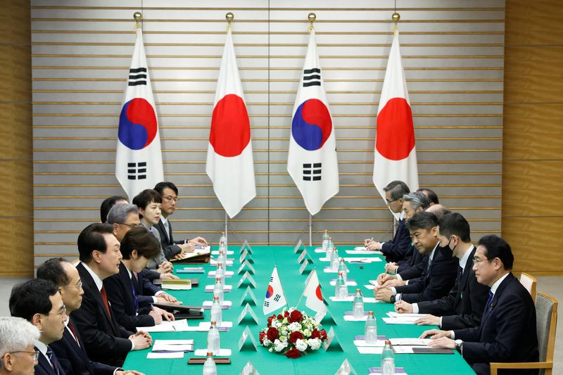 &copy; Reuters. 　    韓国の尹錫悦大統領は２１日の閣議で、先週の岸田文雄首相との会談を踏まえ、輸出手続きを簡素化できる「ホワイトリスト」に日本を再び指定する手続きの開始を関係当局に指示す