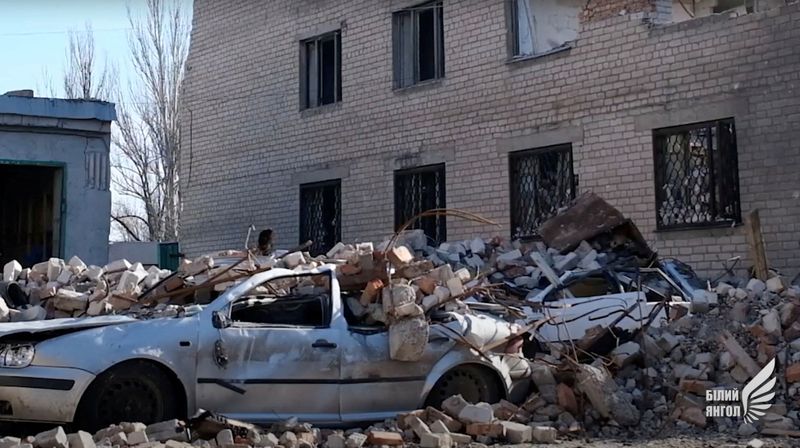 &copy; Reuters. 　ウクライナは２０日、東部の町アウディーイウカがまもなく「第２のバフムト」になる可能性があると指摘した。写真はビデオの映像から。がれきで破損した車。アウディーイウカで１５