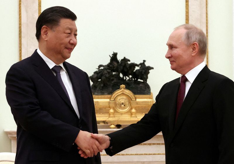 &copy; Reuters. Vladimir Poutine s'entretient avec son homologue chinois Xi Jinping au Kremlin à Moscou, en Russie. /Photo prise le 20 mars 2023/Spoutnik/Sergei Karpukhin